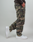 Model wearing pantalone cargo camouflage Berna Art BRN M 252301 with white sneakers.
