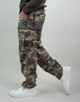 Pantalone cargo camouflage Berna Art BRN M 252301 worn by model showcasing design and style.