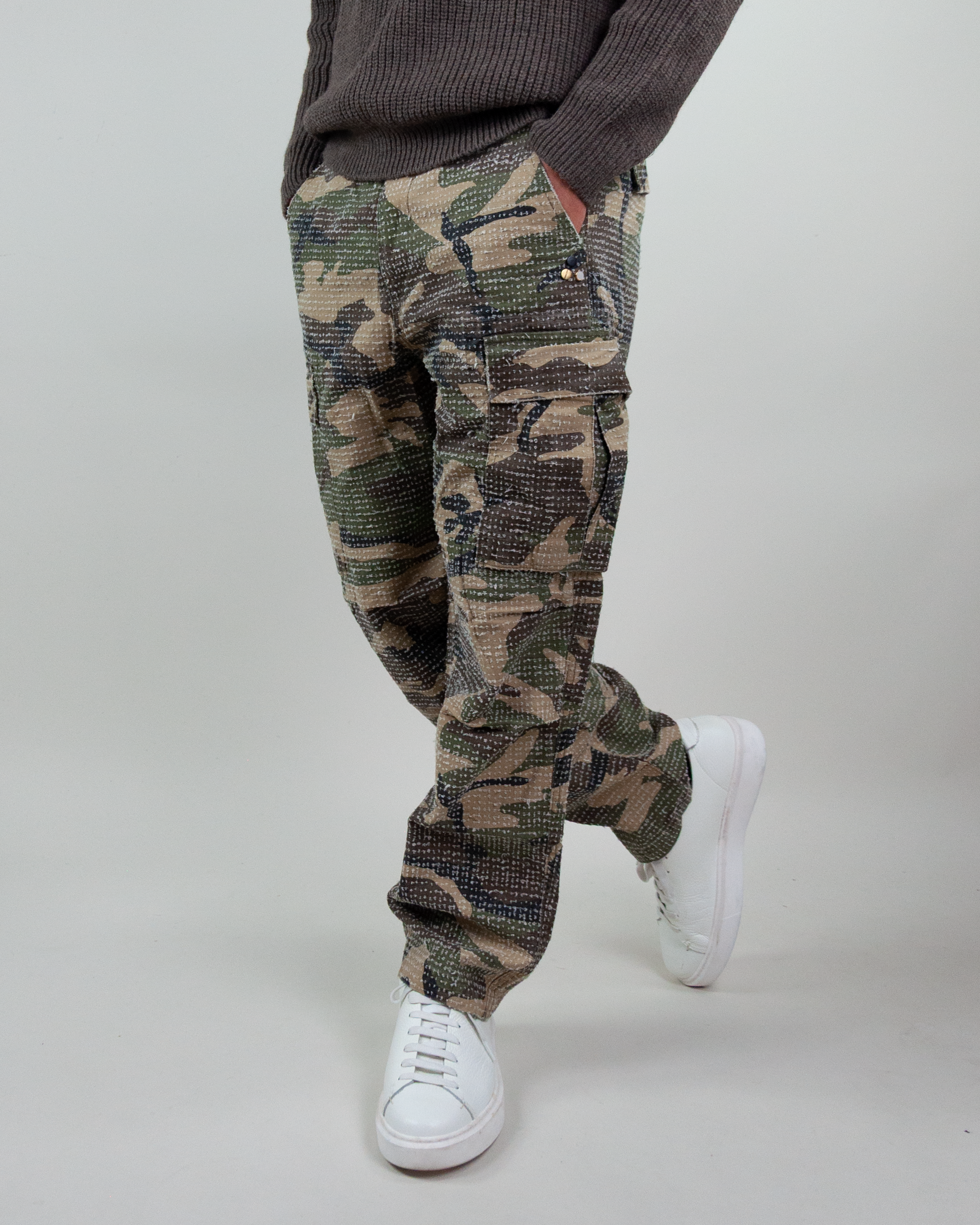 Pantalone Cargo Camouflage Berna Art. BRN M 252301 worn by a model with white sneakers.
