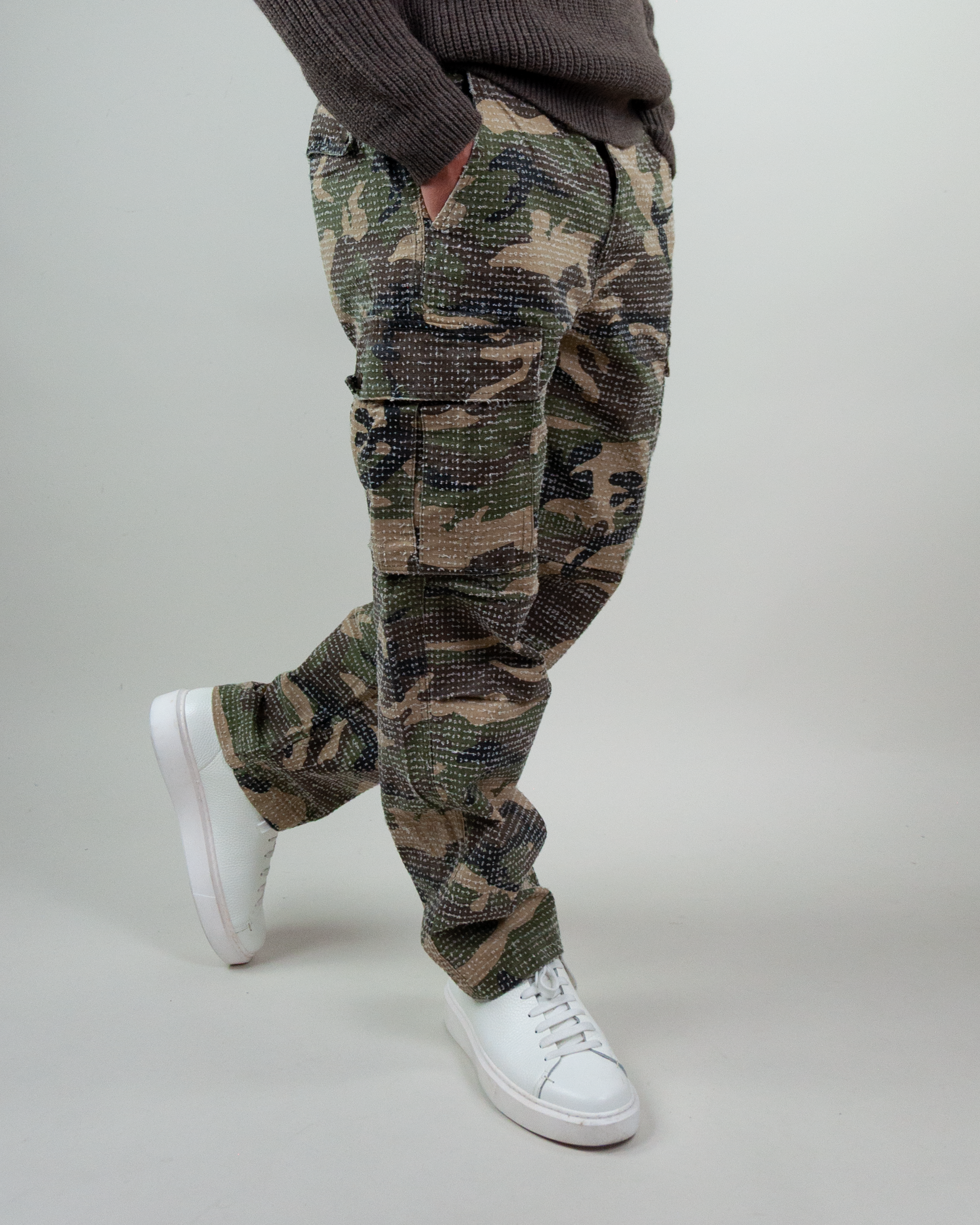 Pantalone cargo camouflage Berna Art BRN M 252301 worn with white sneakers on a neutral background.