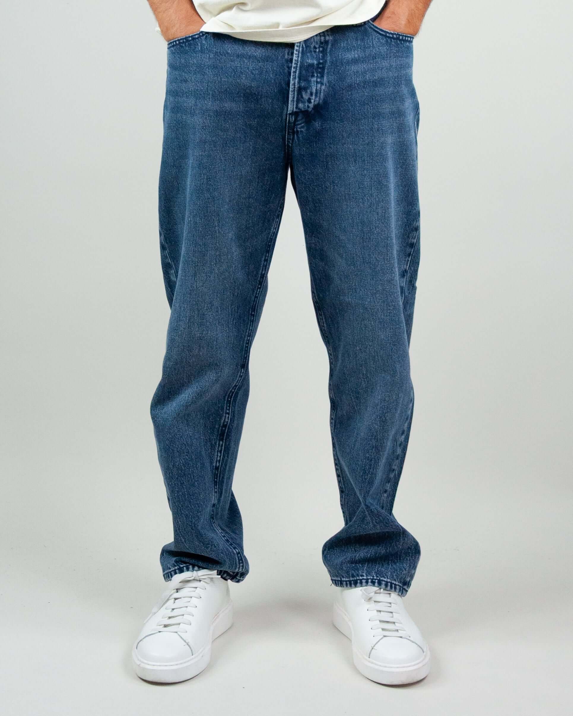 Jeans Jack&Jones Eddie Baggy in blue, loose fit, 100% cotton, modeled on person wearing size 31, with white sneakers.