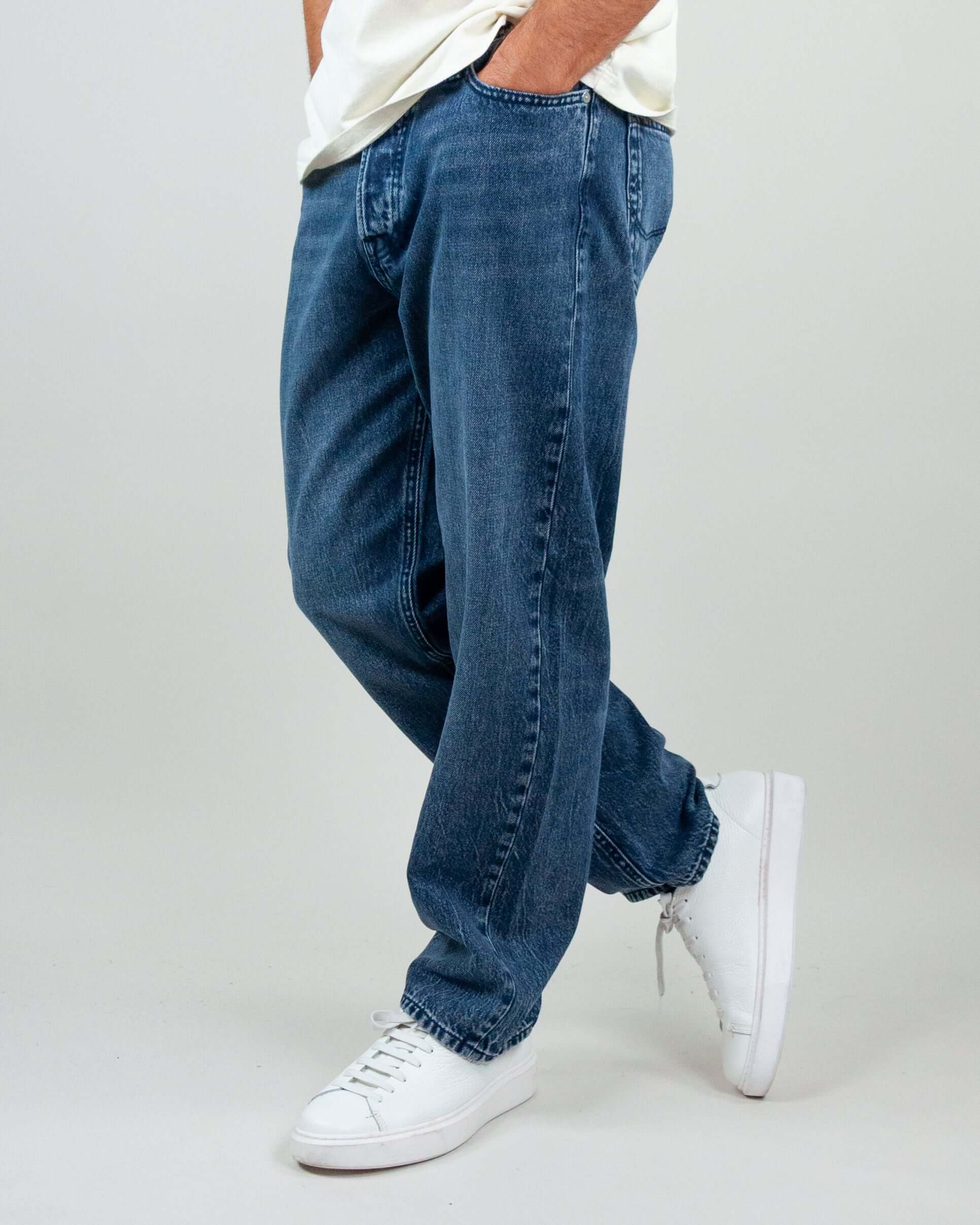 Stylish Jeans Jack&amp;Jones Eddie Baggy model wearing size 31 in loose fit, showcasing 100% cotton fabric.