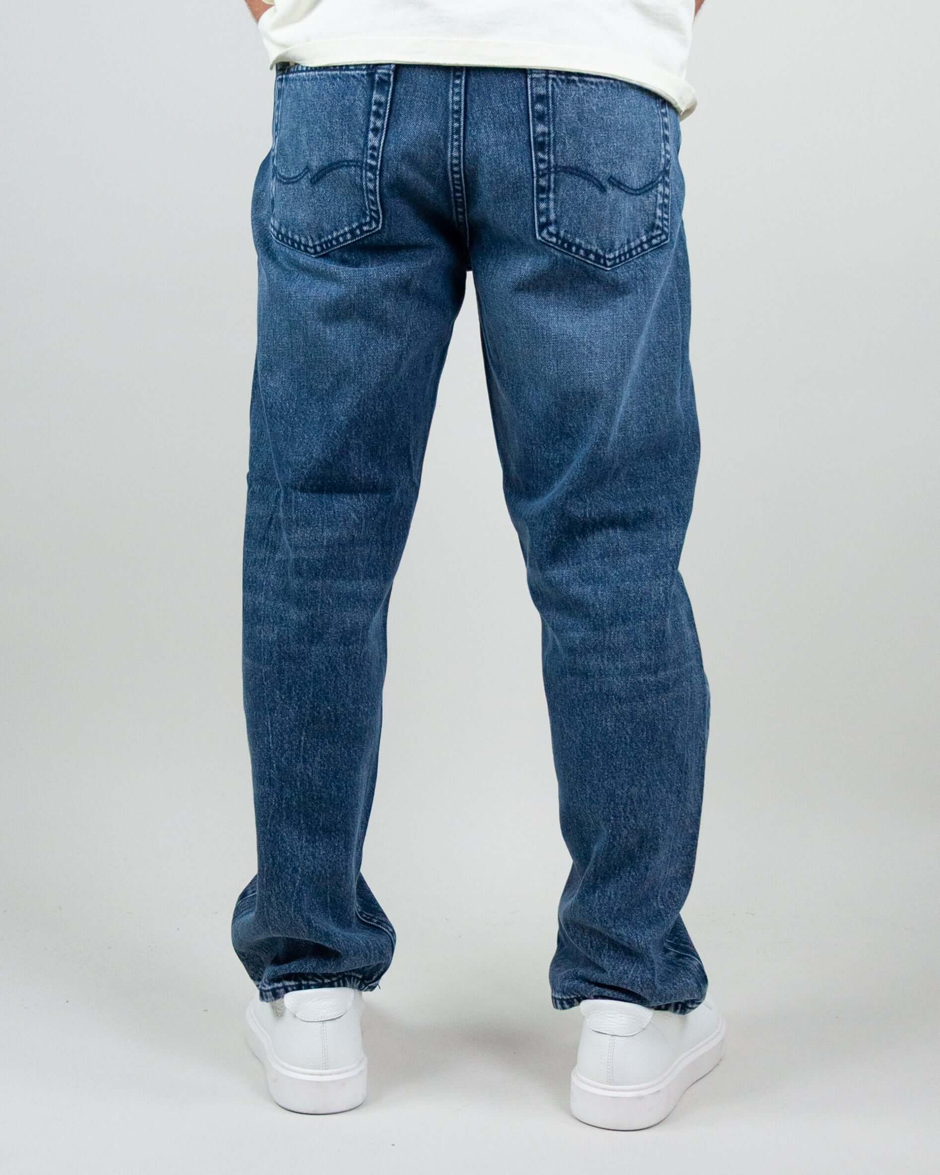 Back view of Jack&Jones Eddie Baggy Jeans, loose fit, made of 100% cotton, worn with white sneakers.