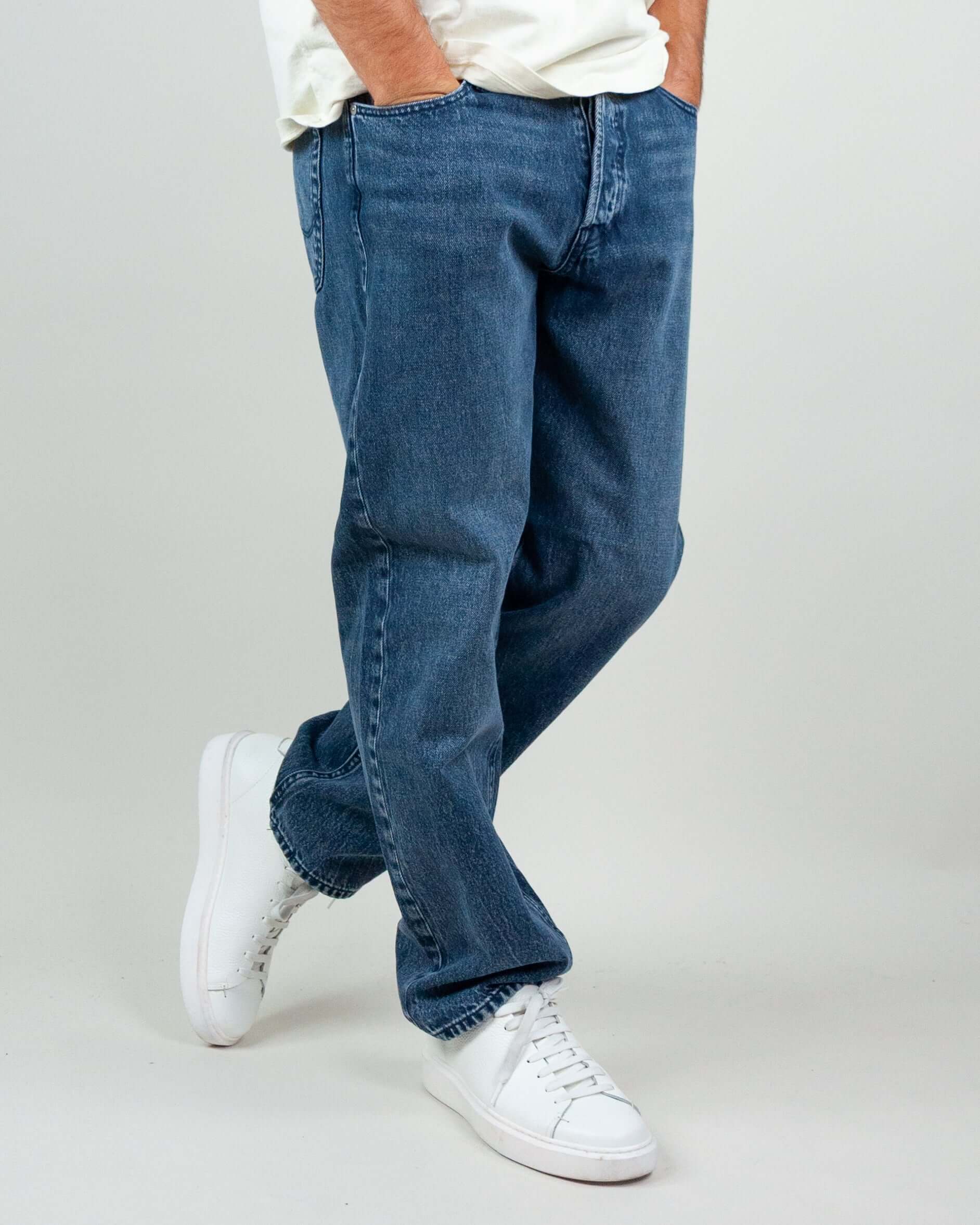 Jeans Jack&Jones Eddie Baggy, loose fit, worn by model in size 31, 100% cotton, stylish blue hue, perfect for casual wear.