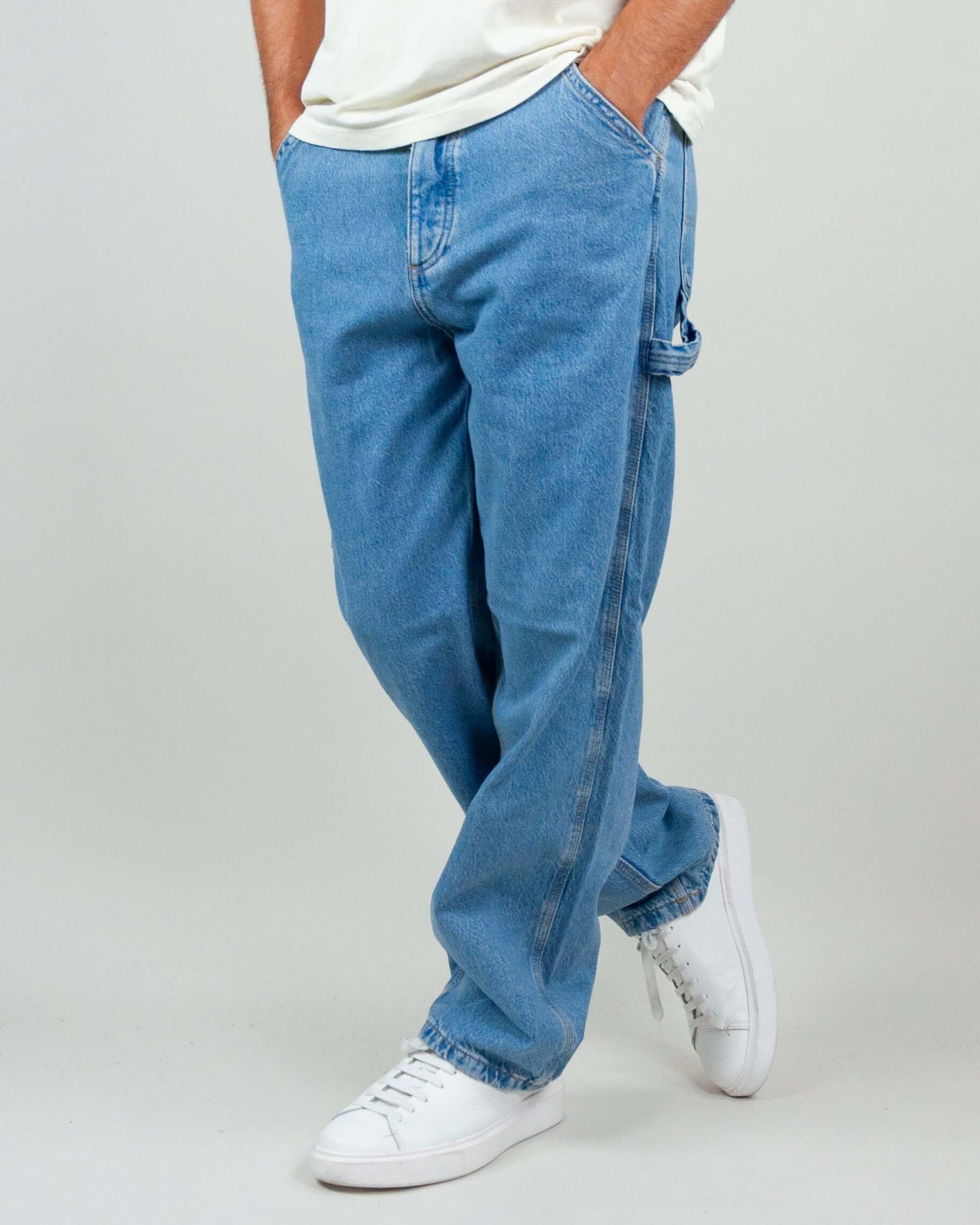 Jeans Worker Jack&Jones Alex Baggy in blue, loose fit, 100% cotton fabric, worn with white sneakers.