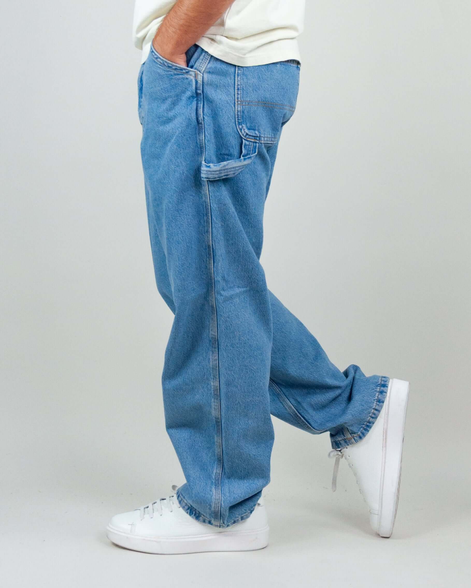 Jeans Worker Jack&Jones Alex Baggy Art. 12272222 on model, showcasing loose fit and blue denim fabric.