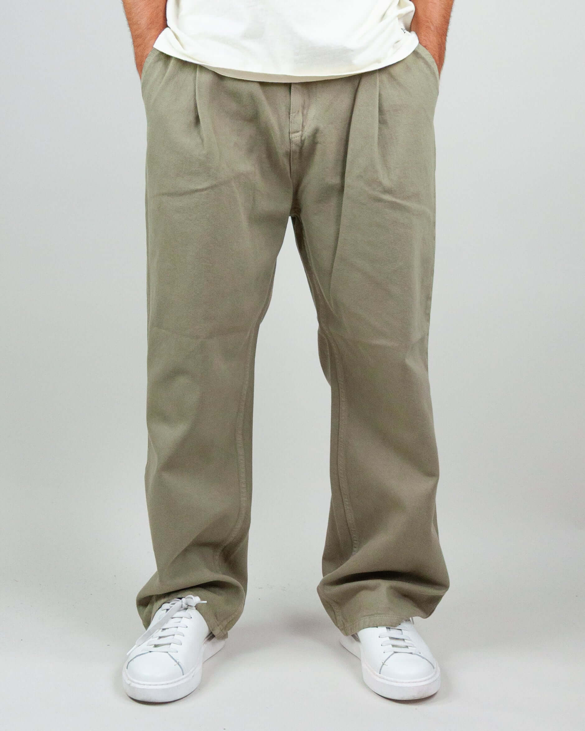 Pantaloni Twill Amish Nogend Art in cotone, taglia M, color beige, indossati da un uomo, abbinati a scarpe bianche.