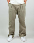 Pantaloni Twill Amish Nogend Art in cotone, taglia M, color beige, indossati da un uomo, abbinati a scarpe bianche.