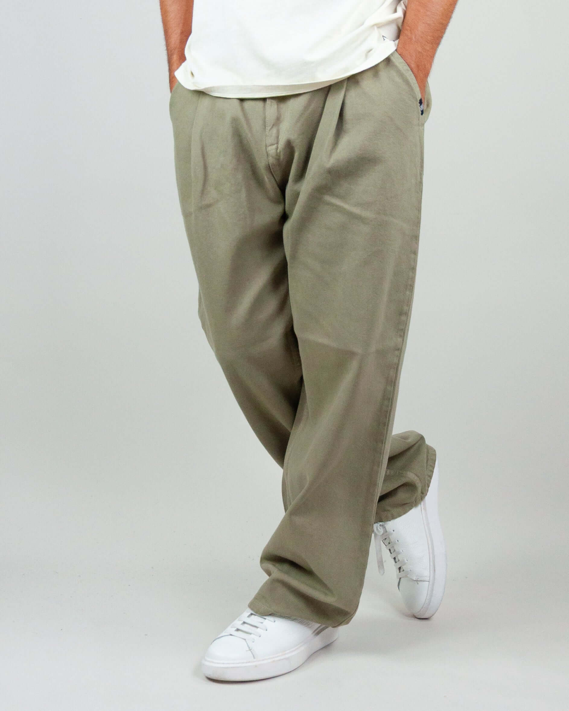 Pantalone Twill Amish Nogend Art in light khaki, model wearing size M, 100% cotton, styled with white sneakers.