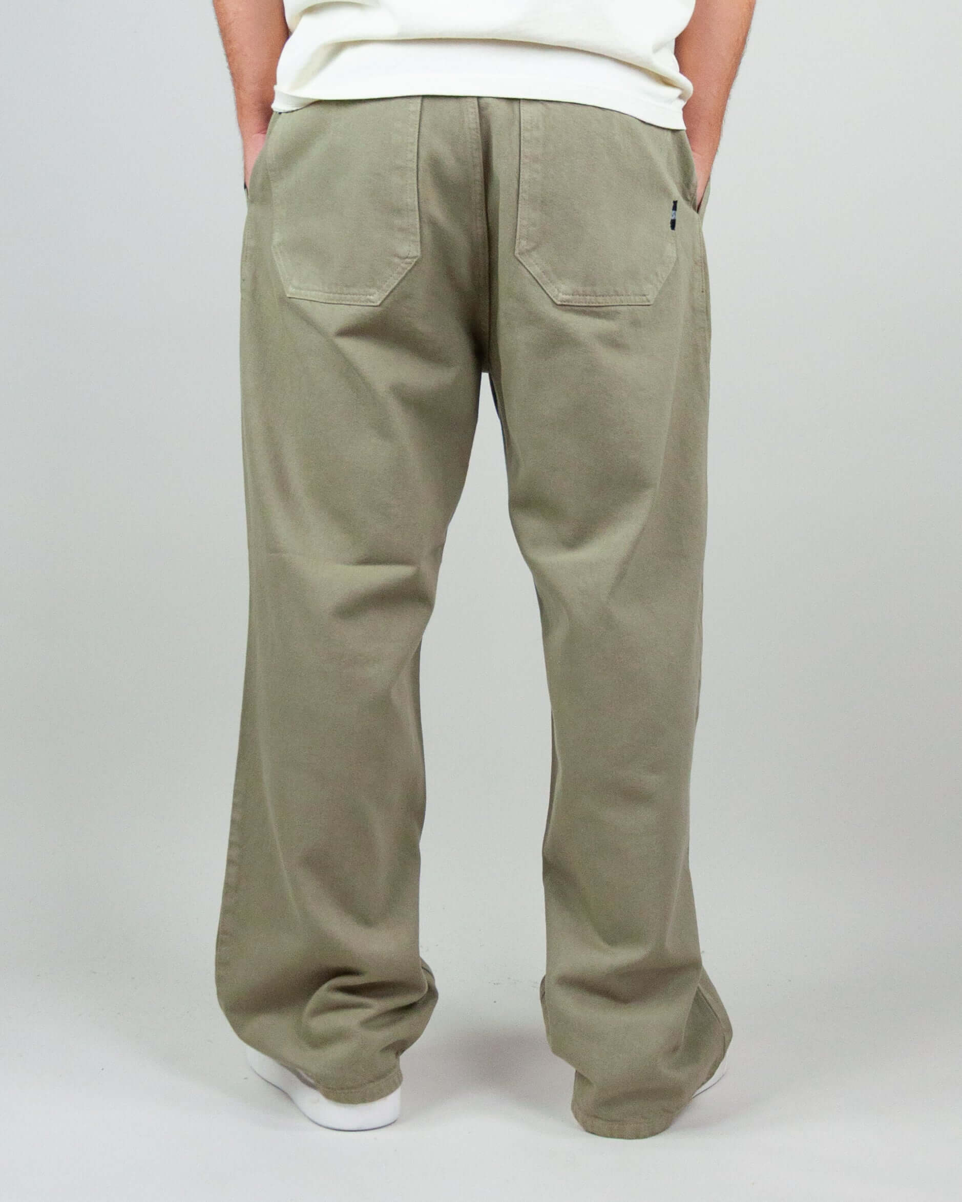 Back view of Pantalone Twill Amish Nogend Art in light grey, made from 100% cotton, worn by a model wearing size M.