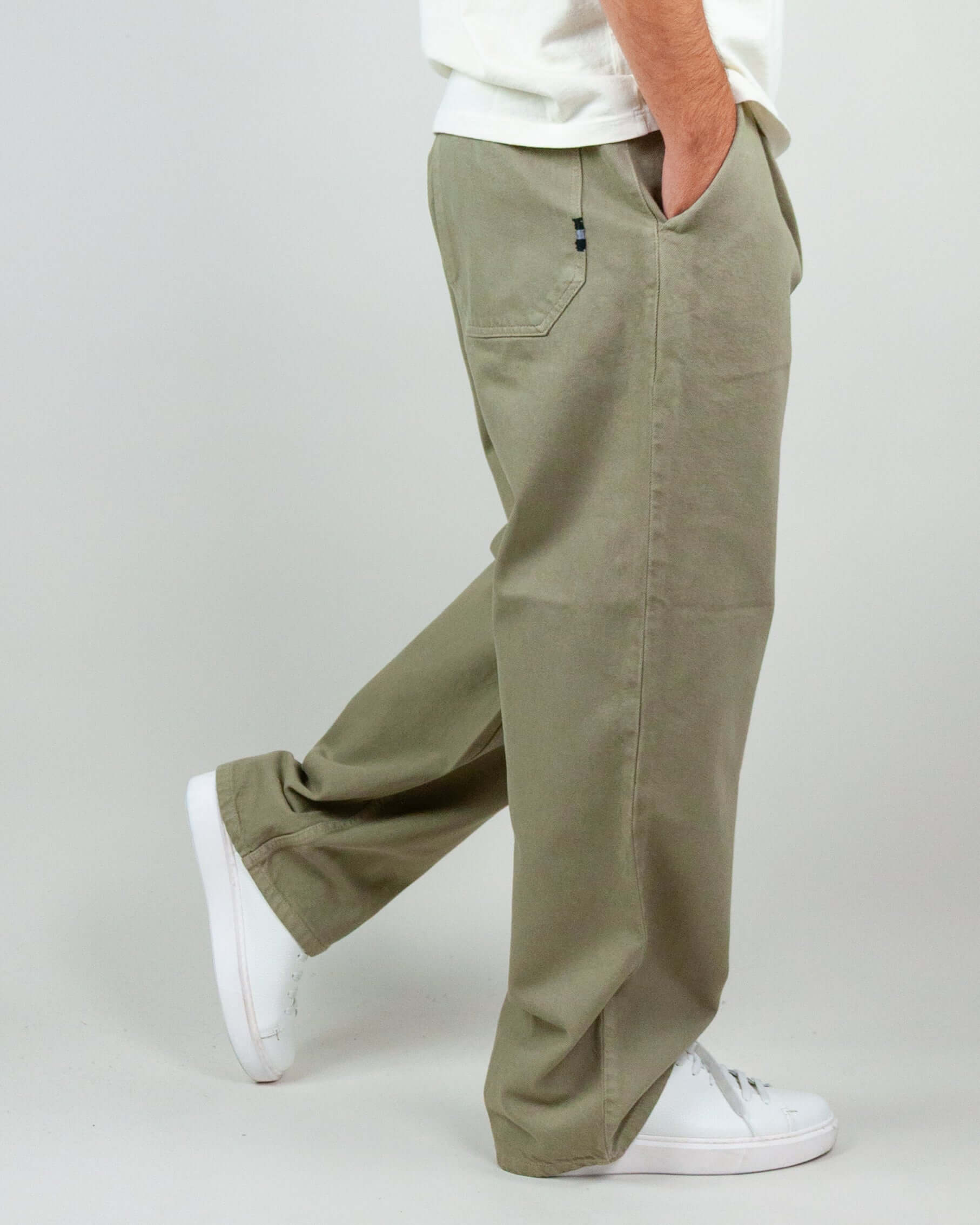 Pantaloni twill di cotone, taglia M, colore beige, indossati con sneakers bianche, stile casual.