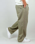 Pantaloni twill di cotone, taglia M, colore beige, indossati con sneakers bianche, stile casual.