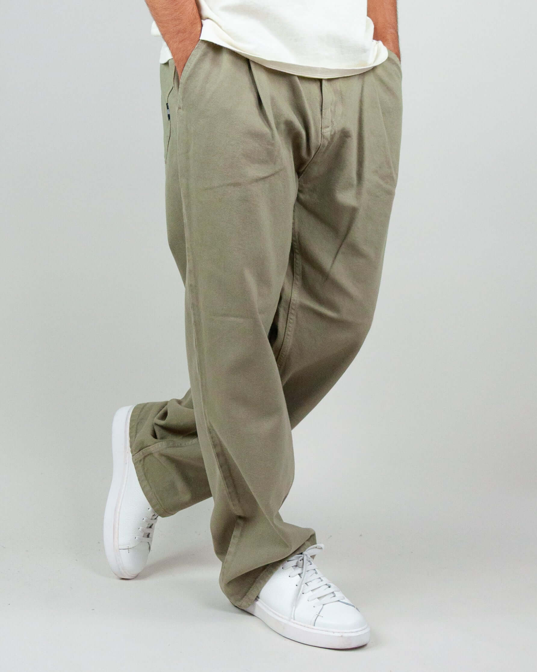 Pantalone Twill Amish Nogend Art in beige, 100% cotton, worn by a man in size M, ideal for casual outfits.