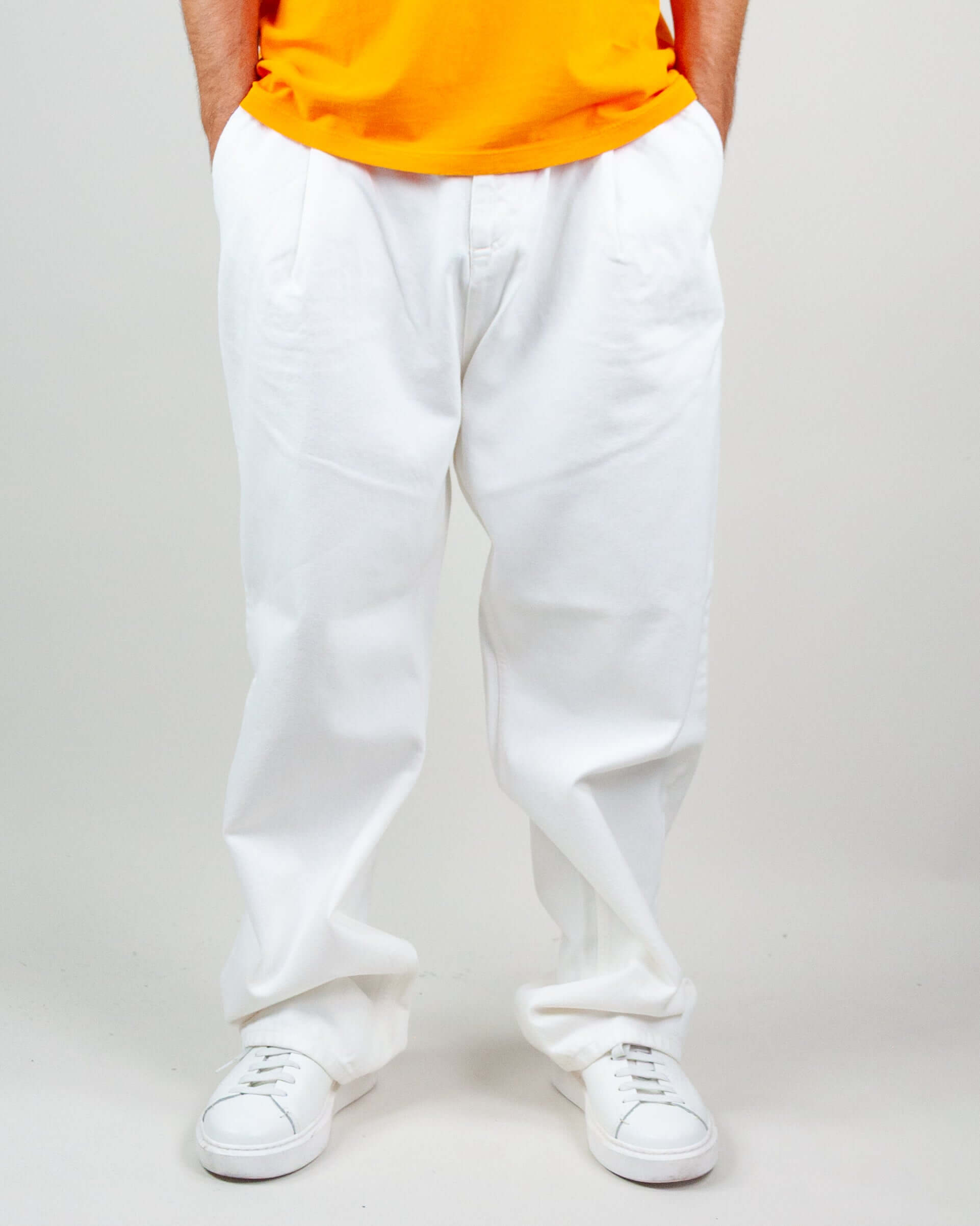 Pantalone Twill Amish Nogend Art in white, 100% cotton, model wears size M, height 178 cm, weight 75 kg.