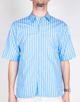 Camicia riga manica corta Officina 36 Uomo, modello a righe blu, taglia L, 100% cotone, indossata da uomo.