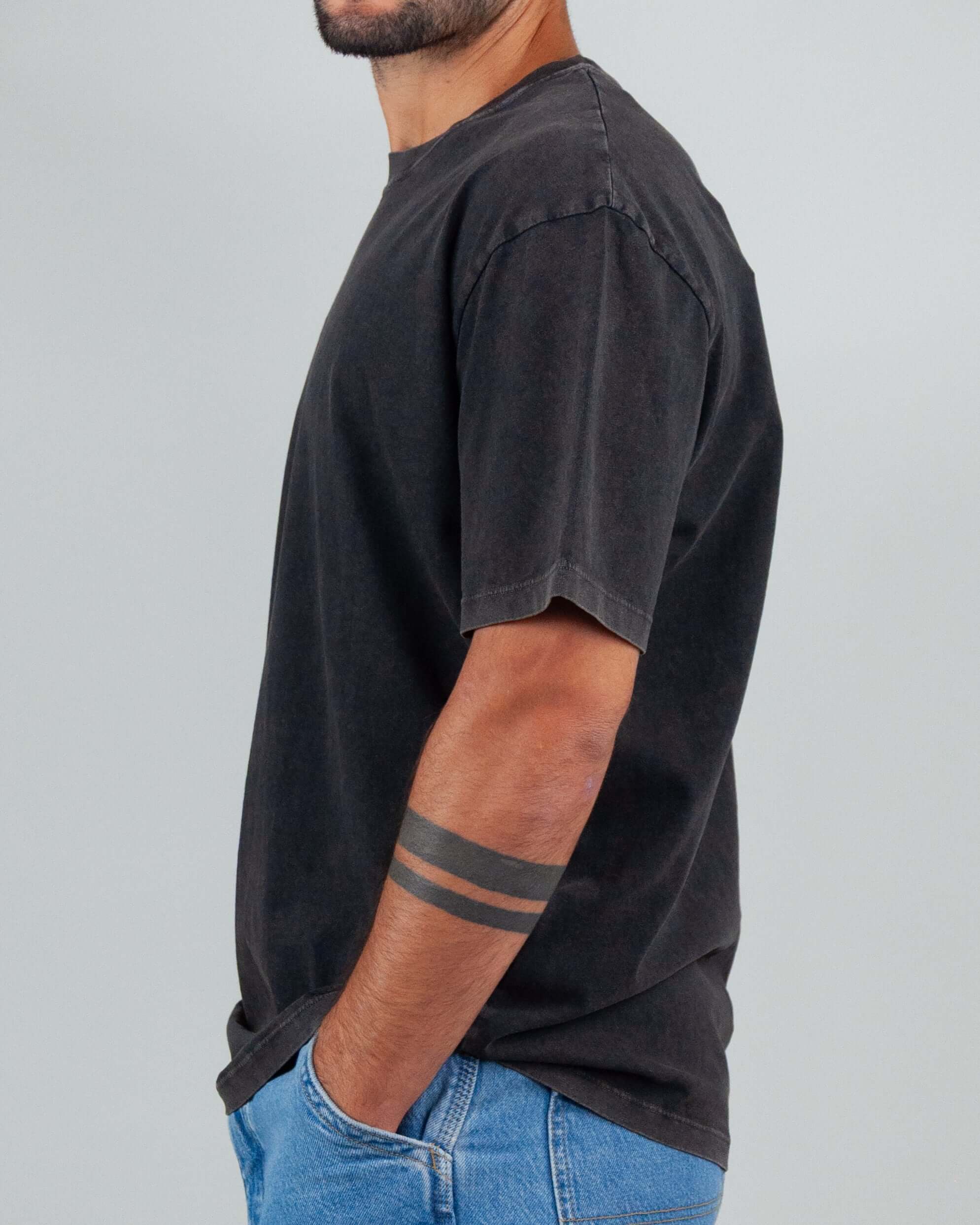 Model wearing a black micro logo Amish Art T-shirt, made of 100% cotton, featuring a semi-over fit.