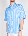 Camicia riga manica corta Officina 36 Uomo Art. 0341700518 indossata da uomo, tessuto 100% cotone, colore blu a righe.