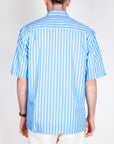 Camicia riga manica corta Officina 36 vista posteriore, modello in cotone blu a righe per uomo.