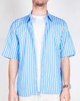 Camicia riga manica corta Officina 36 Uomo Art. 0341700518 indossata da un modello con maniche corte e righe blu