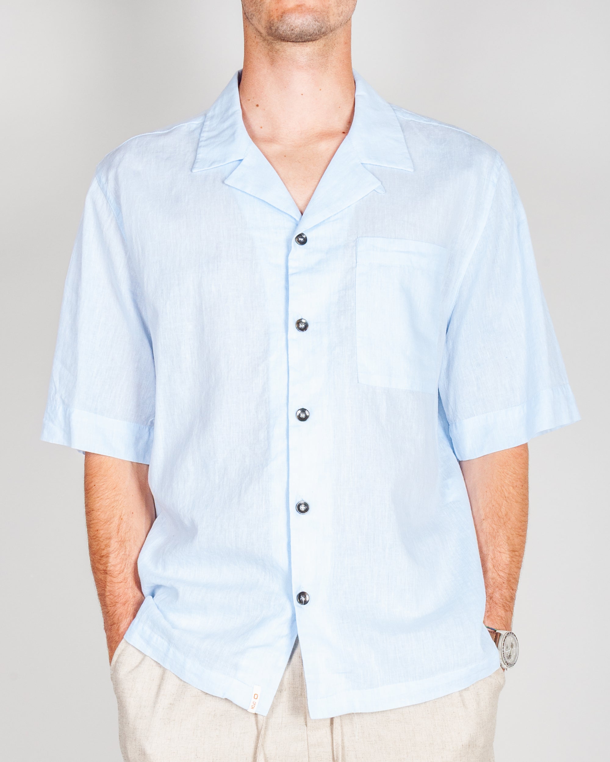 Camicia manica corta misto lino Officina 36 collo derby Uomo Art. 0335800567 indossata da un uomo in posa.