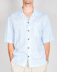 Camicia manica corta misto lino Officina 36 collo derby Uomo Art. 0335800567 indossata da un uomo in posa.