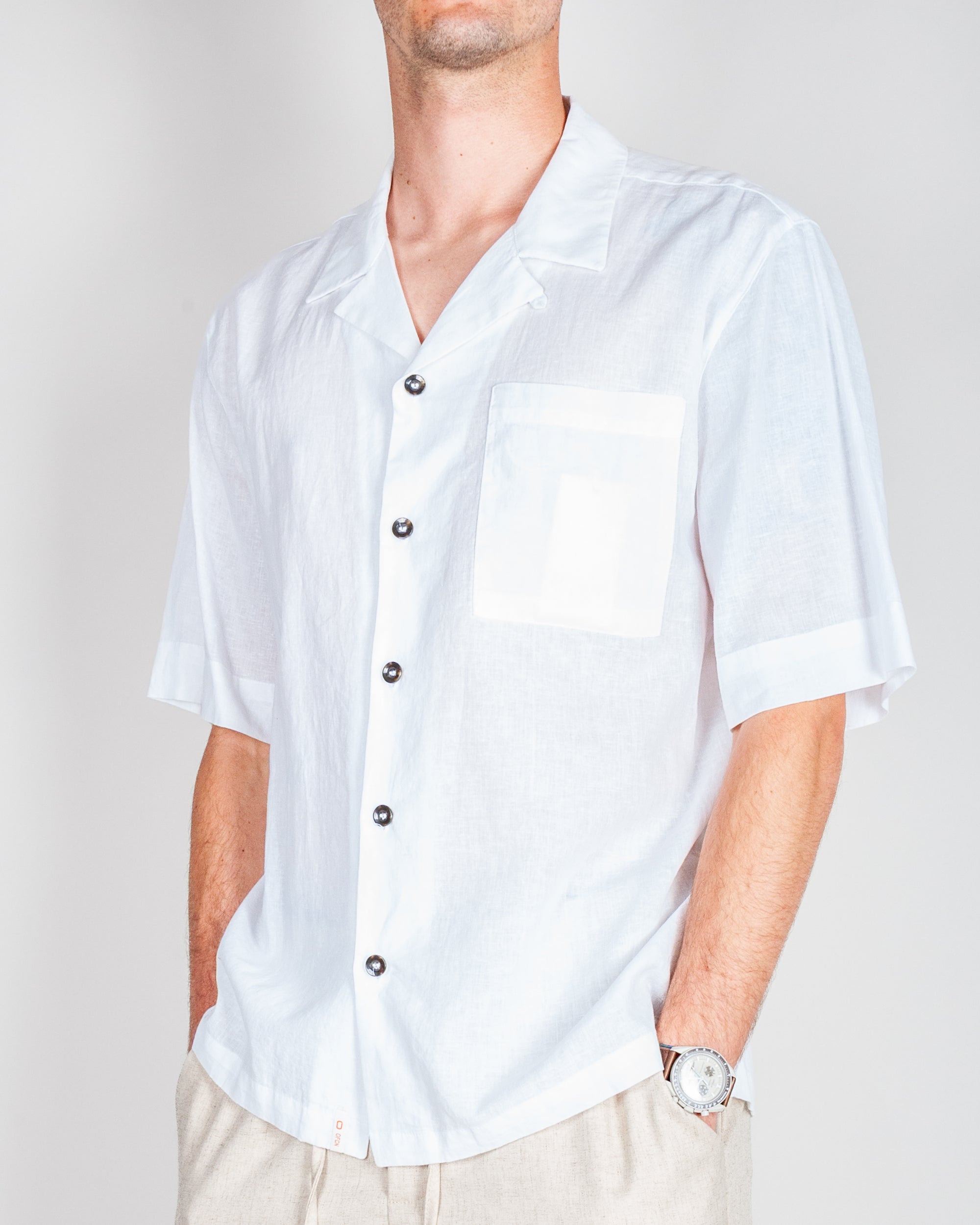Camicia manica corta misto lino Officina 36 uomo collo derby in bianco con tasca e bottoni.