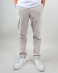 Jack & Jones pantalone velluto in beige, casual style, worn with white sneakers.