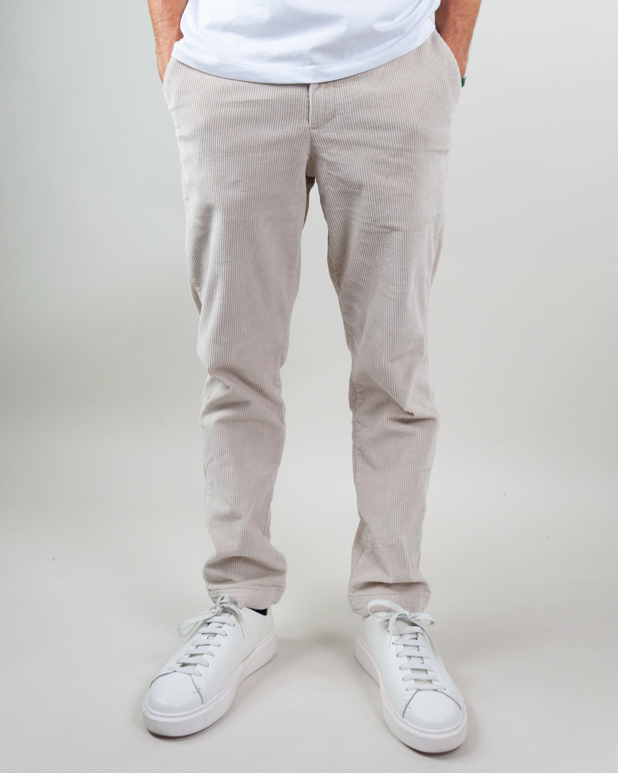 Jack &amp; Jones pantalone velluto in beige, casual look with white sneakers.