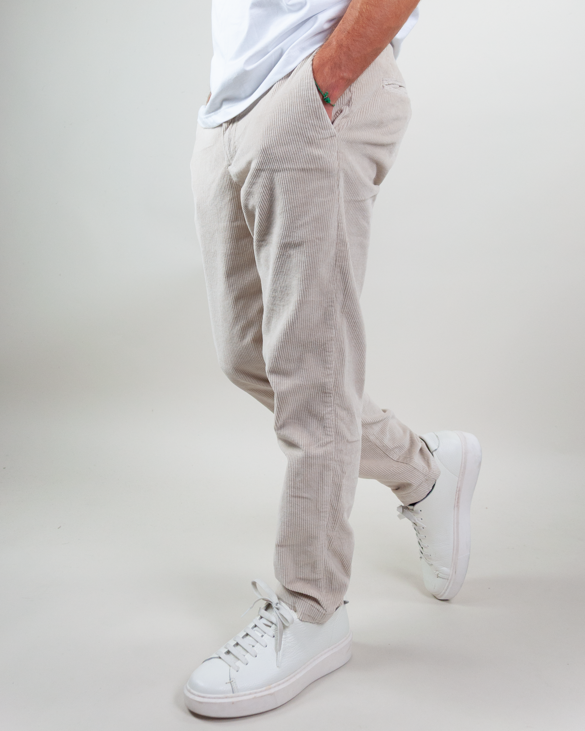 Jack &amp; Jones pantalone velluto displayed on a model, showcasing a light color and casual style.