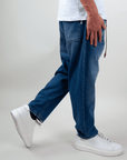 Man wearing Jeans Coulisse Uomo, showing a stylish side view with white sneakers.