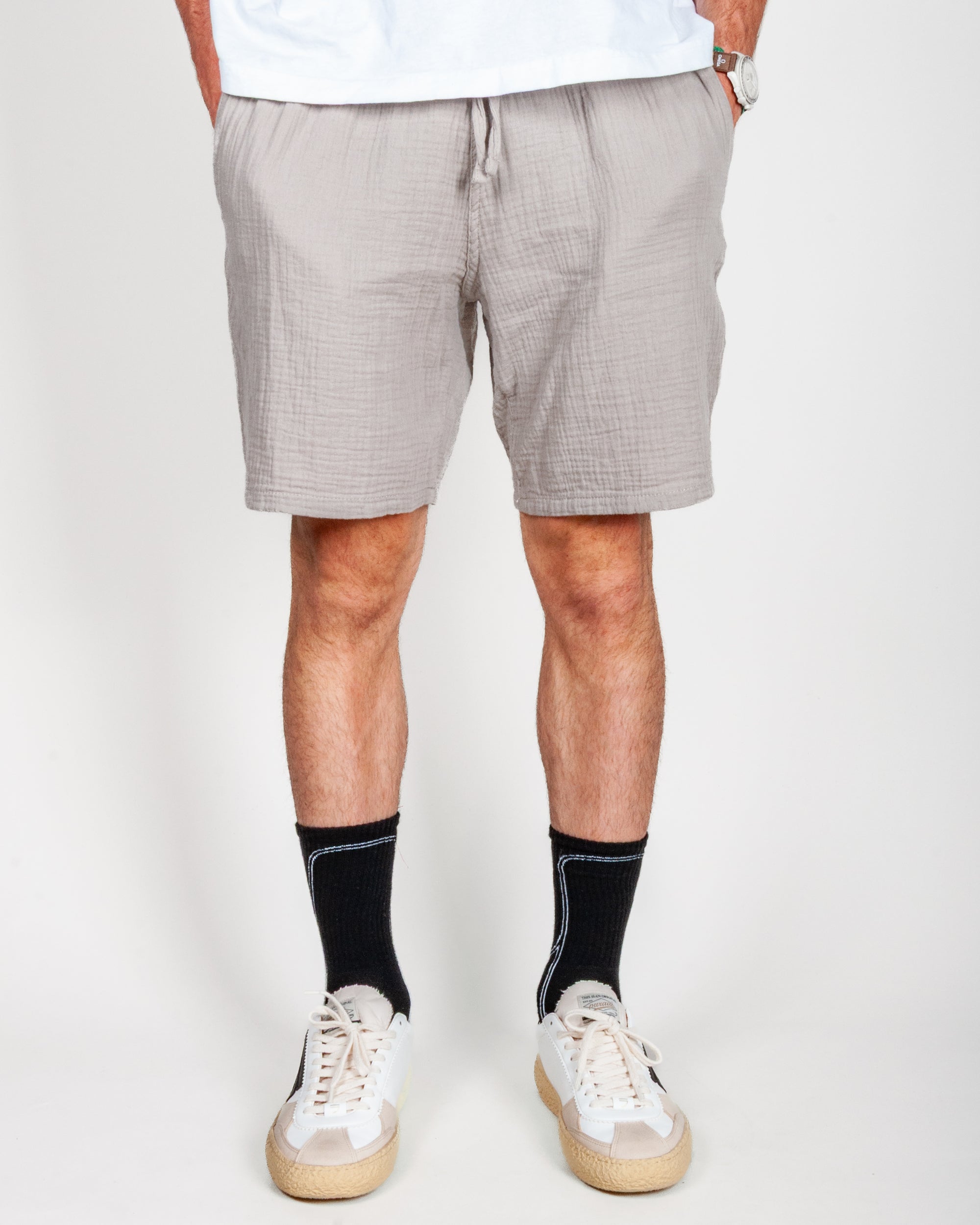 Bermuda goffrato Jaiden Jack&Jones, modello di pantaloni corti in cotone organico, taglia L, indossato da un uomo.