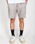 Bermuda goffrato Jaiden Jack&Jones, modello di pantaloni corti in cotone organico, taglia L, indossato da un uomo.
