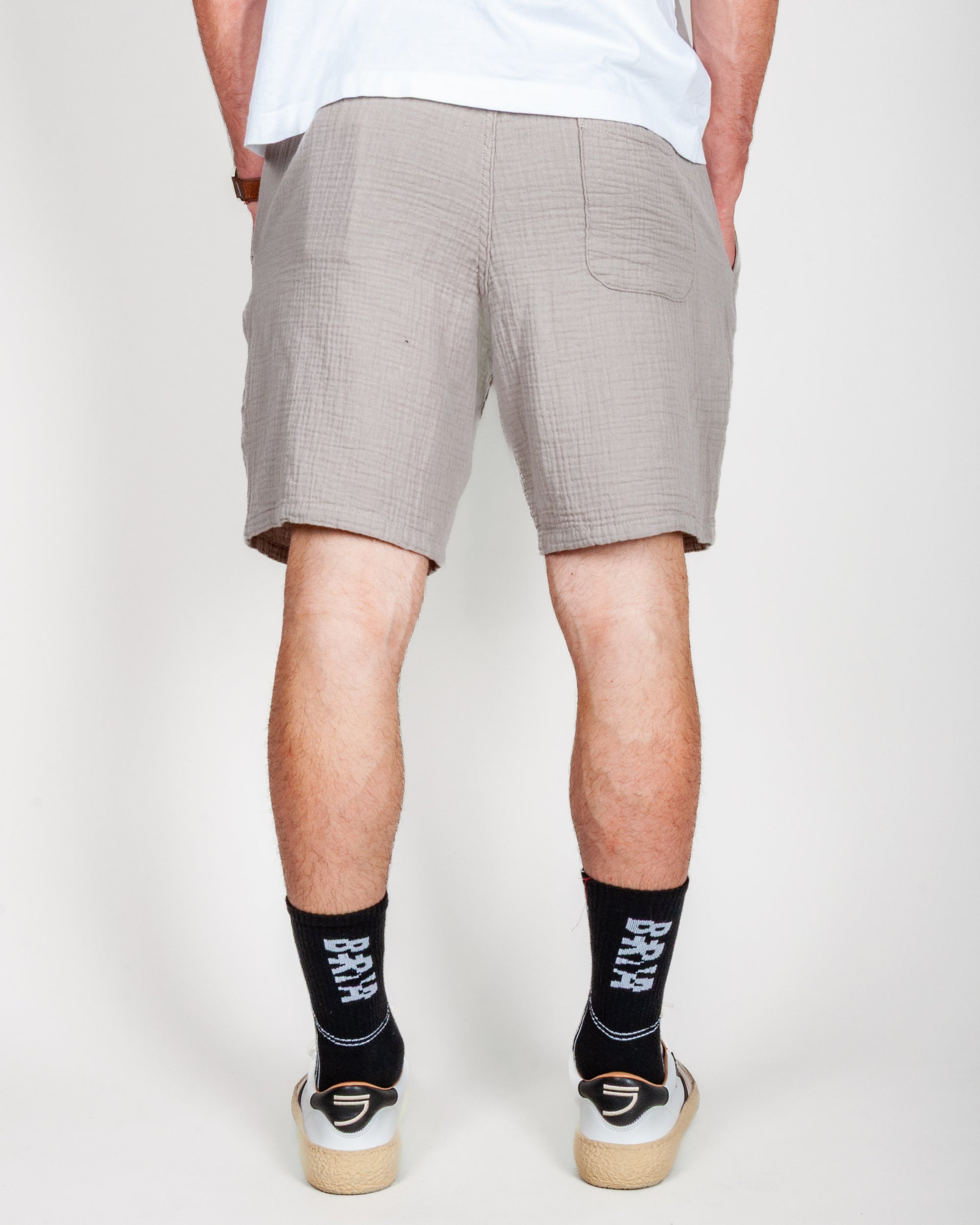 Bermuda goffrato Jaiden Jack&Jones, modello indossato da uomo, visto da dietro con calzini neri.