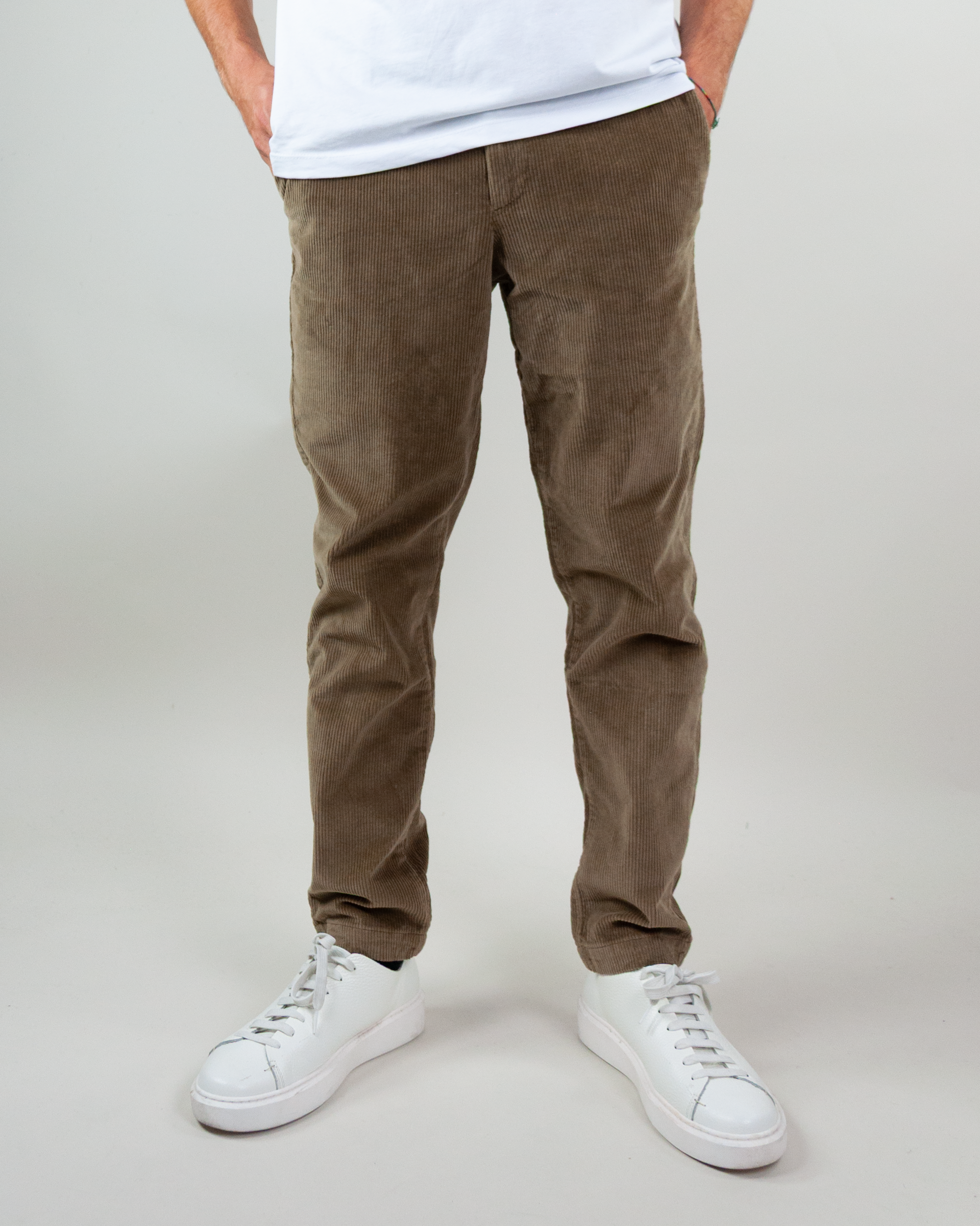 Jack & Jones pantalone velluto, stylish corduroy pants in brown color, perfect for casual wear.