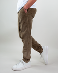 Jack & Jones pantalone velluto in brown color, shown from the side, paired with white shoes.
