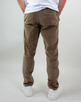 Back view of a man wearing Jack & Jones pantalone velluto in brown.
