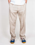 Pantalone con pince fondo ampio in misto lino I'm Brian, modello taglia 48, pantalone misto lino ampio.