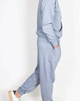 Completo Felpa Superculture grigio worn by a model, showcasing the stylish gray hoodie and matching joggers.