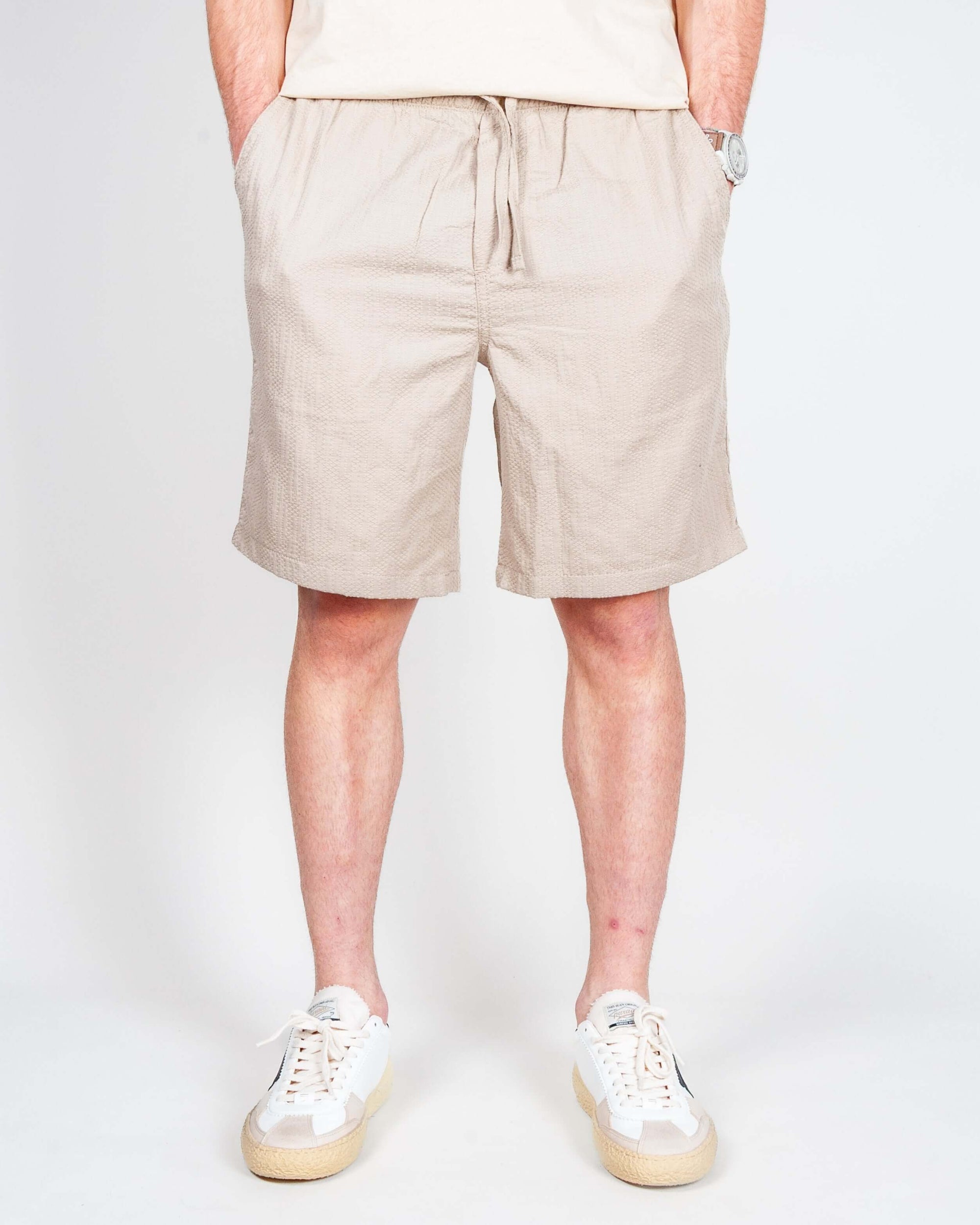 Bermuda Chino Jack&Jones Baggy Fit Art. 12293471 model wearing beige shorts and sneakers, 100% cotton.