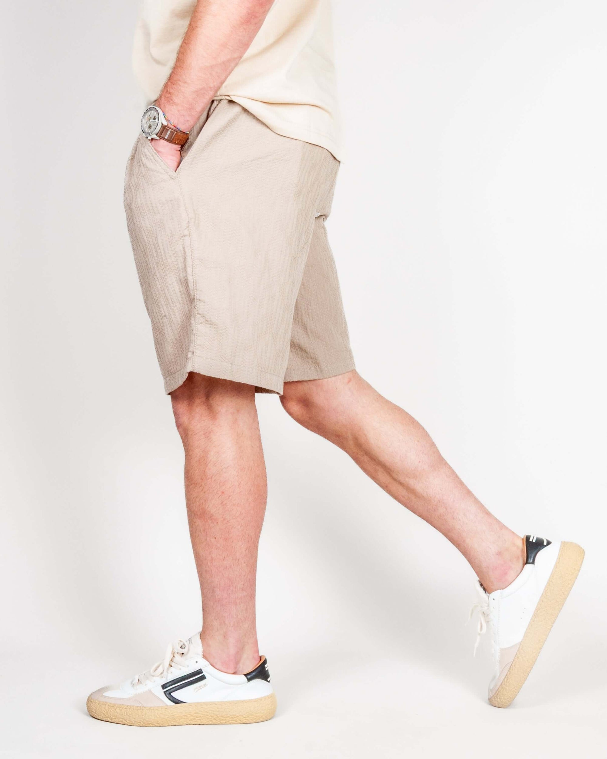 Bermuda Chino Jack&Jones Baggy Fit model wearing light-colored shorts with sneakers.