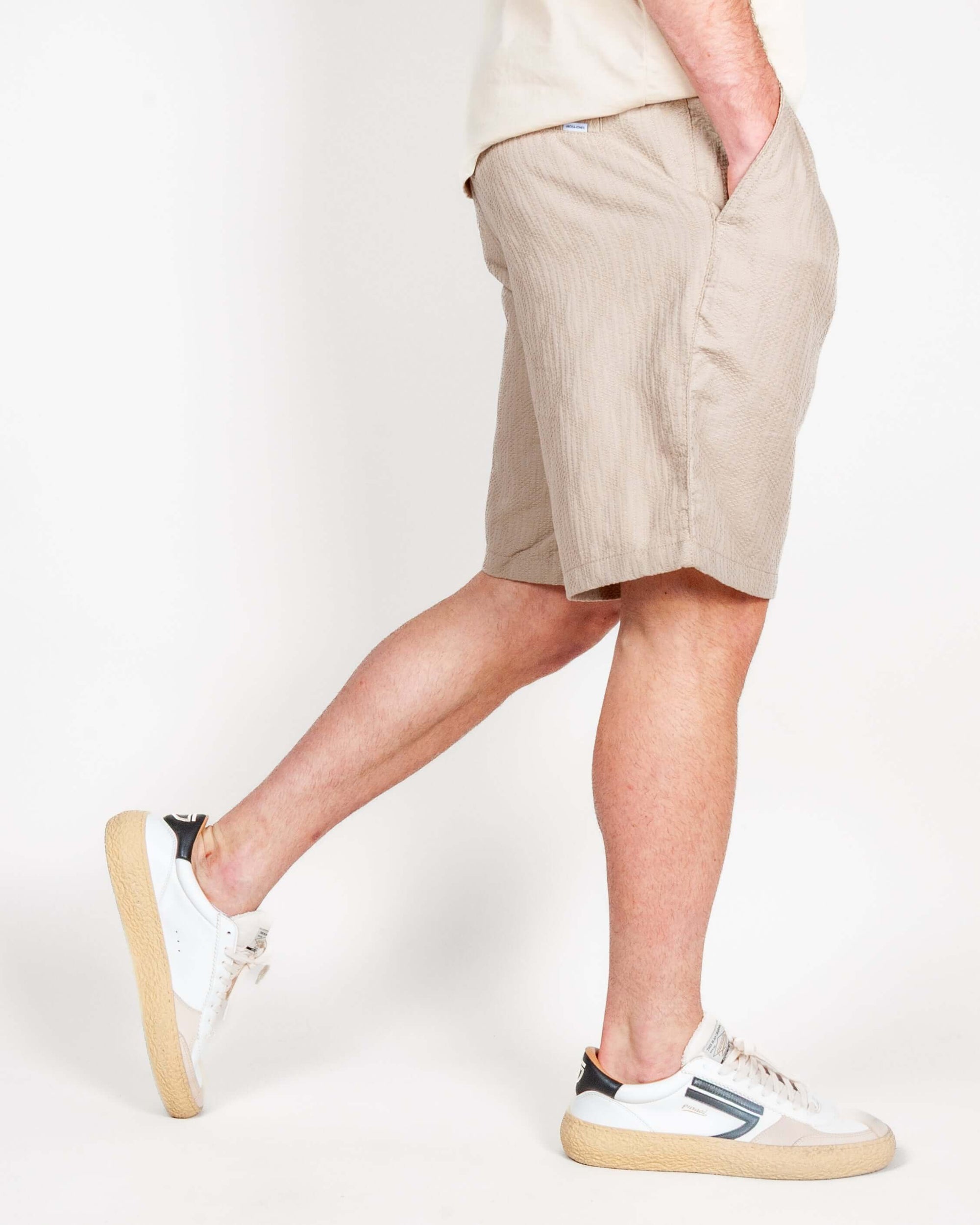 Bermuda Chino Jack&Jones Baggy Fit shown on model, made of 100% cotton, perfect for casual summer wear.