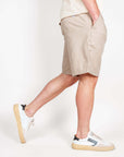 Bermuda Chino Jack&Jones Baggy Fit shown on model, made of 100% cotton, perfect for casual summer wear.