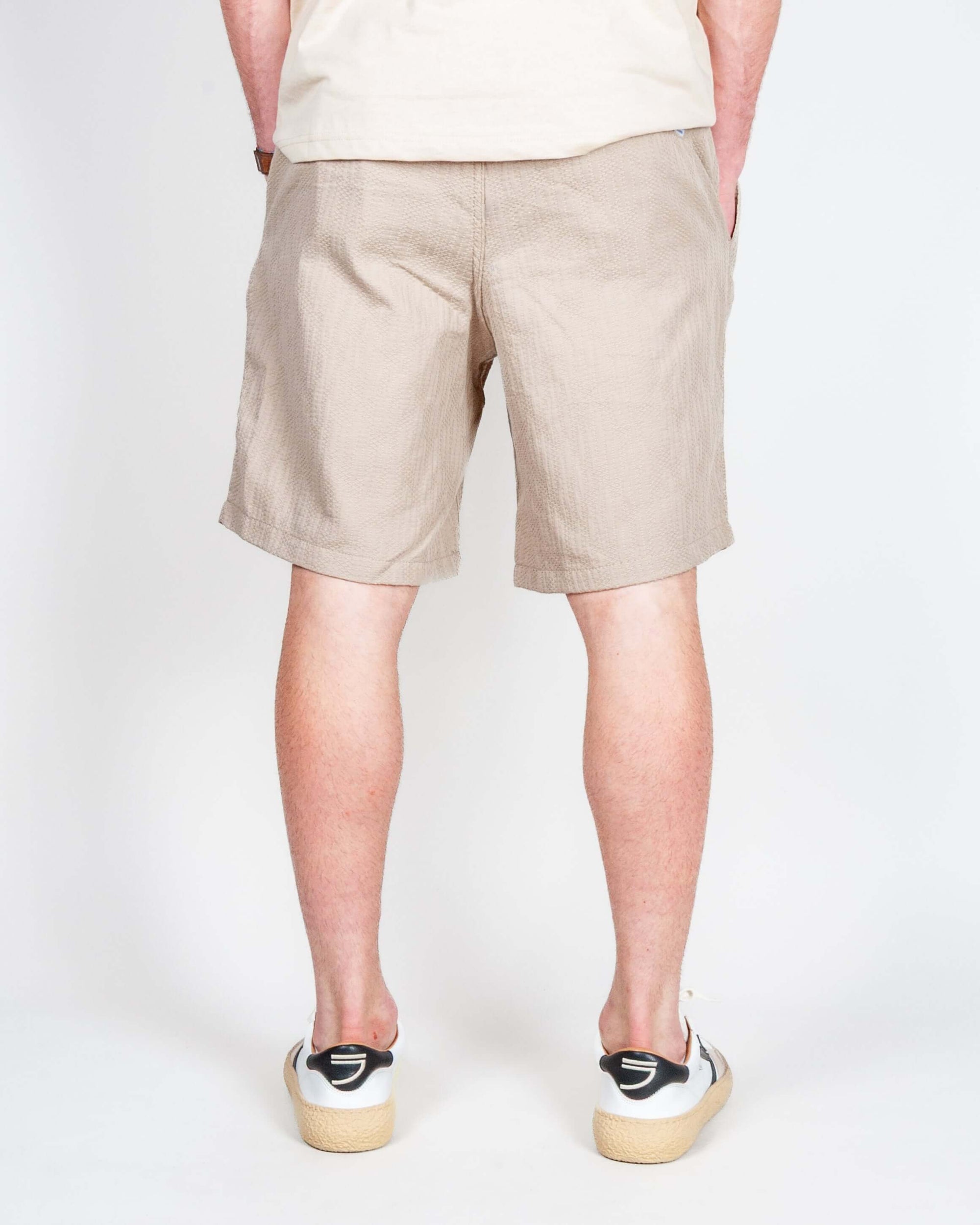 Bermuda Chino Jack&Jones Baggy fit shorts view from the back, showcasing stylish casual wear.
