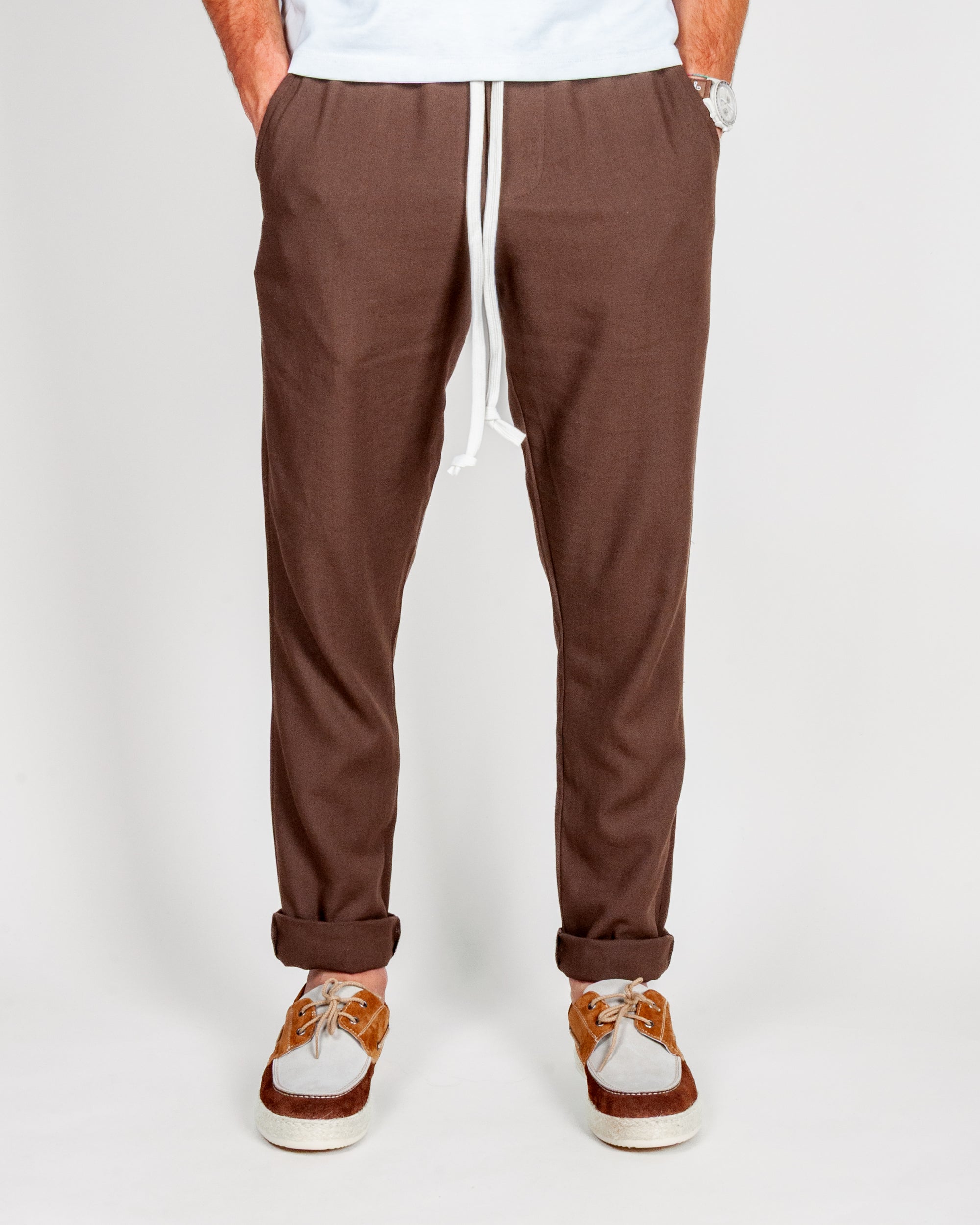 Pantalaccio misto Lino in marrone, comodo e elegante, ideale per l'estate, in lino e rayon, con cintura regolabile.