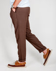 Uomo in pantalaccio misto Lino, marrone scuro, con scarpe eleganti, lato sinistro in evidenza.
