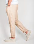 Pantalaccio misto Lino 1921 Store Uomo Art. PAROS indossato da un uomo, colore beige, comodità e stile.