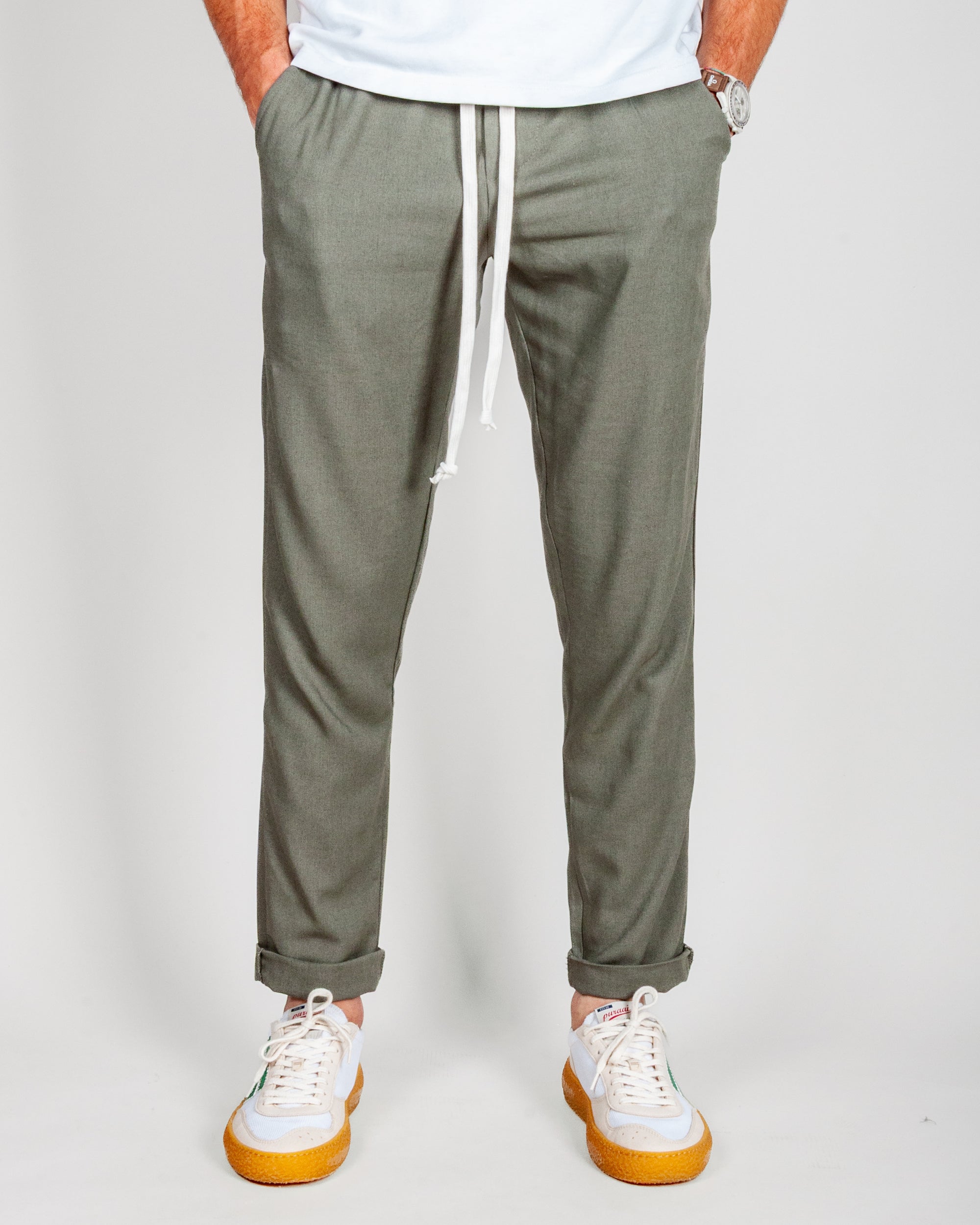 Pantalaccio misto Lino in verde, realizzato in lino e rayon per comfort e stile ineguagliabili.