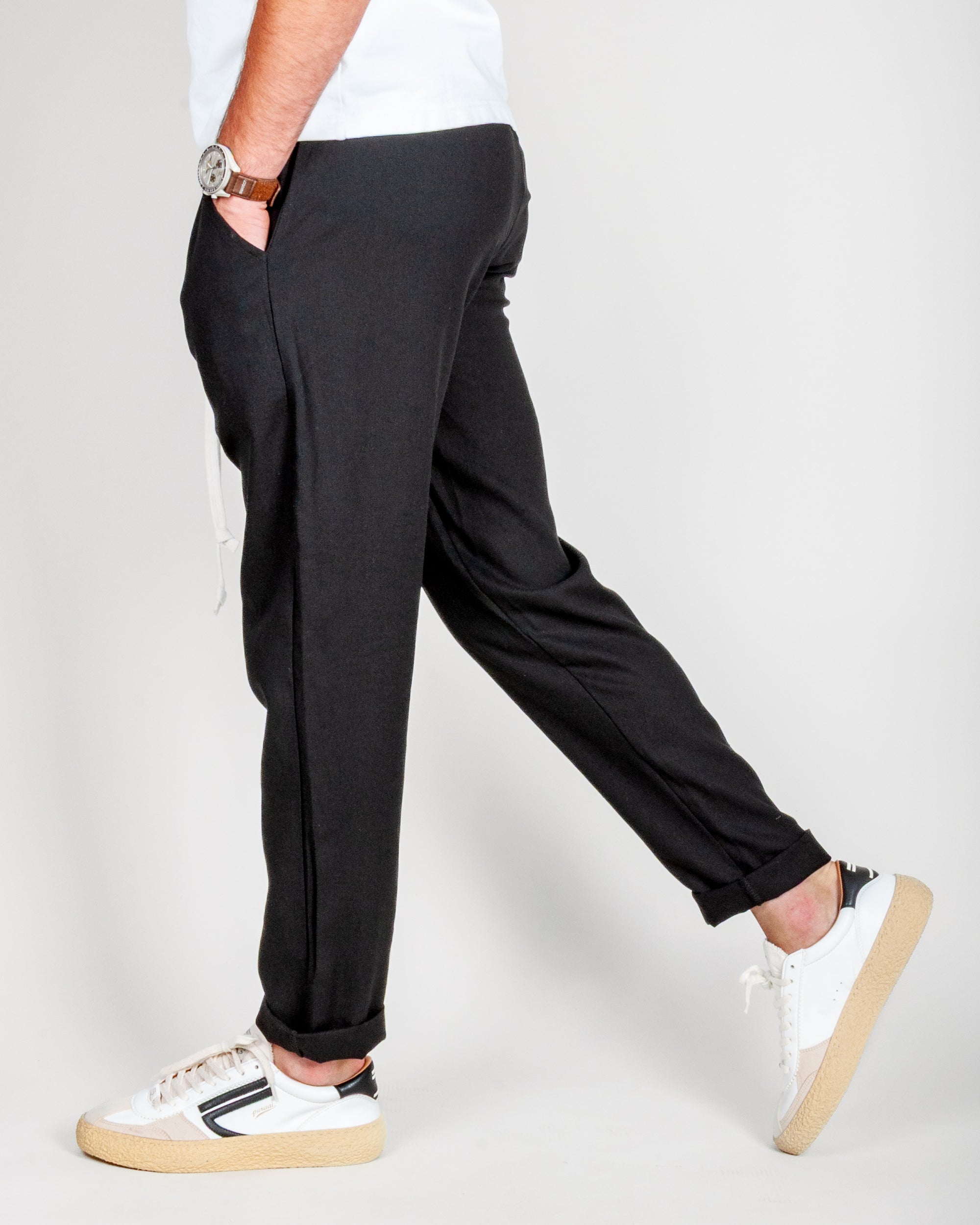 Uomo che indossa il Pantalaccio misto Lino Paros, pantaloni eleganti e comodi, abbinati a scarpe bianche.