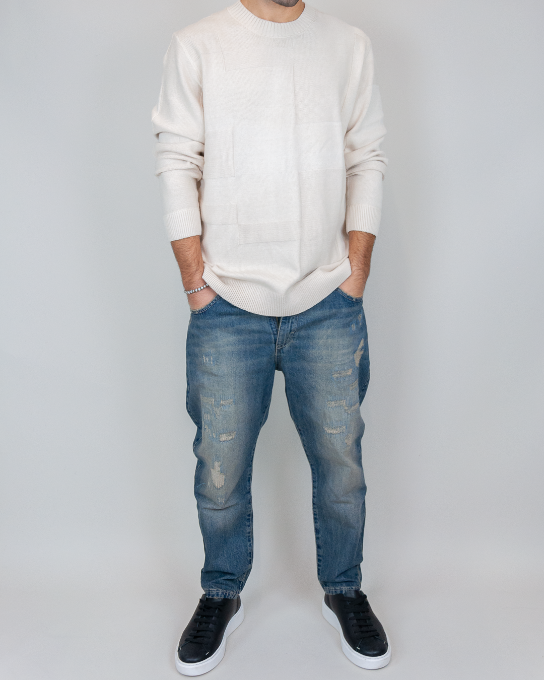 Maglia con texture a quadri e Jeans con lavaggio e strappi - 1921 Store