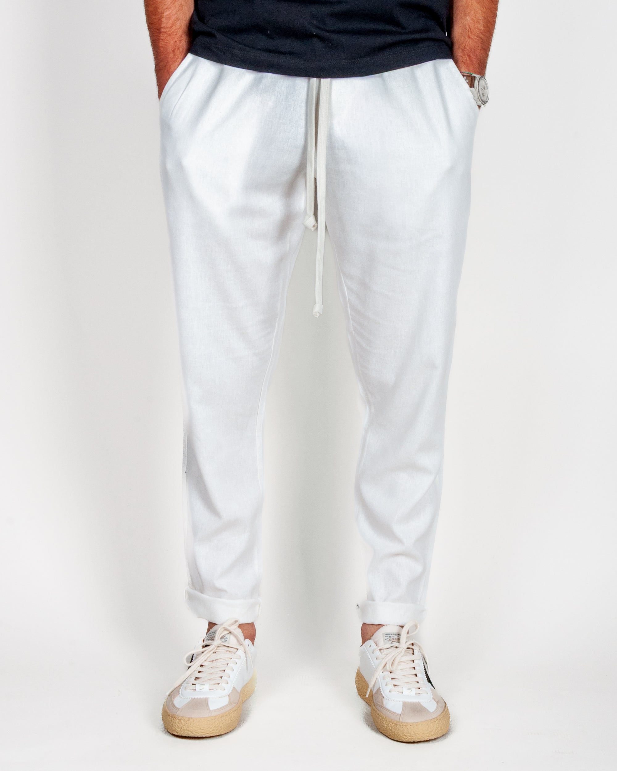 Uomo in pantaloni bianchi Pantalaccio misto Lino, realizzati in lino e rayon per comfort e stile.